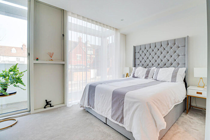 2 Bedroom Flat For Sale In Gabriel Square, St. Albans, Hertfordshire, AL1