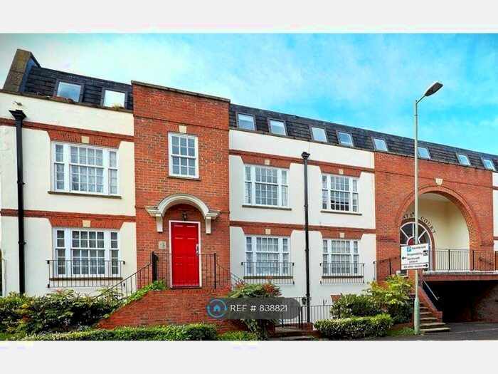 2 Bedroom Flat To Rent In Regents Court, Newbury, RG14