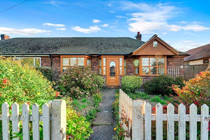 3 Bedroom Semi-Detached Bungalow For Sale In Laceby Road, Grimsby, DN34