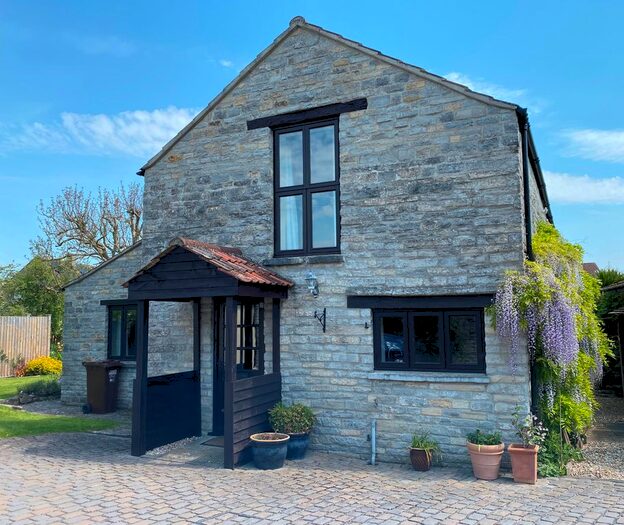 2 Bedroom Barn Conversion To Rent In The Triangle, Somerton, TA11