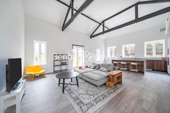 2 Bedroom Flat To Rent In Daffodil Crescent, Barnet, EN4