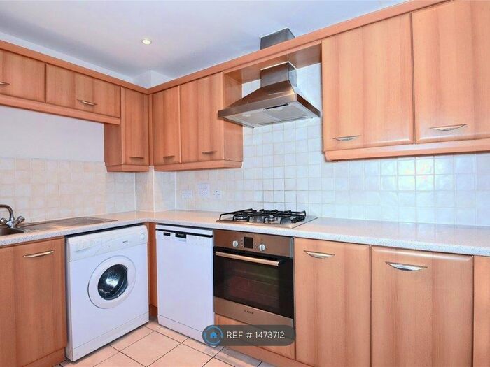 2 Bedroom Flat To Rent In Iliffe Close, Reading, RG1