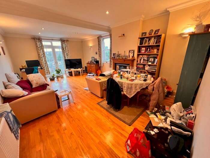 3 Bedroom Flat To Rent In Friern Park, London, N12