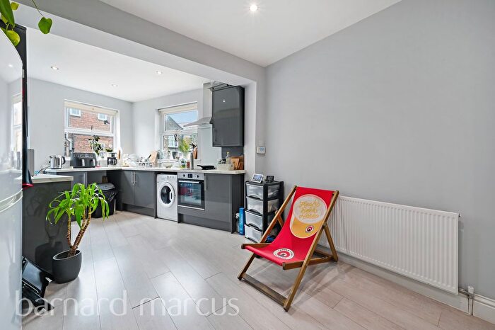 3 Bedroom Flat To Rent In Eardley Road, London, SW16
