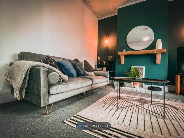 2 Bedroom Flat To Rent In Park Lane, Swindon, SN1