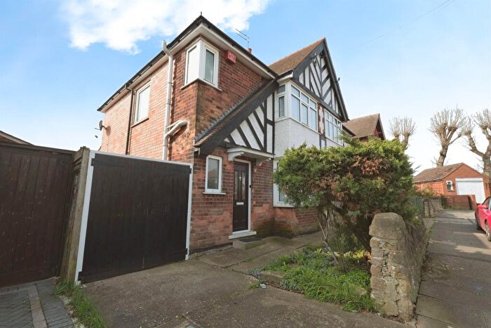 3 Bedroom Semi Detached House For Sale In Newlyn Drive, Nottingham, NG8