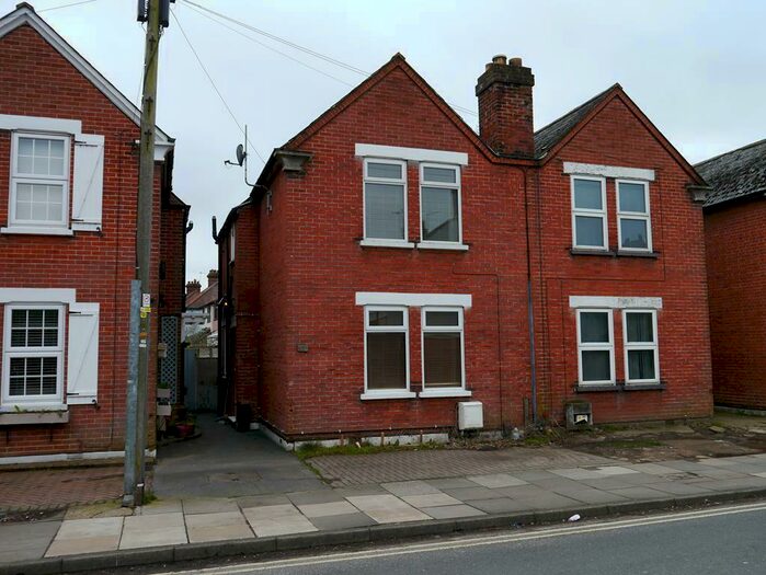3 Bedroom Semi-Detached House To Rent In Bramford Lane, Ipswich, Suffolk, IP1