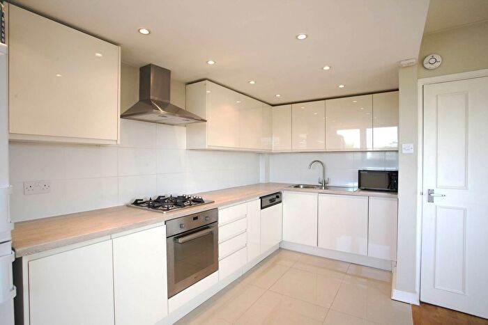 2 Bedroom Flat To Rent In St Mary Le Park Court, Parkgate Road, London, SW11