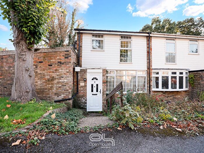 3 Bedroom End Of Terrace House For Sale In Maybrook Gardens, High Wycombe, HP13