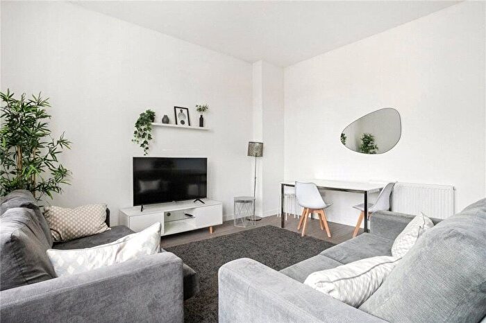 2 Bedroom Flat To Rent In Frobisher Road, Hornsey, London, N8