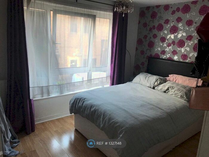 3 Bedroom Flat To Rent In Rainhill Way, London E3