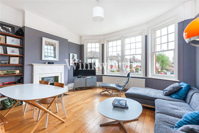 3 Bedroom Apartment To Rent In Station Road, Winchmore Hill, London, N21