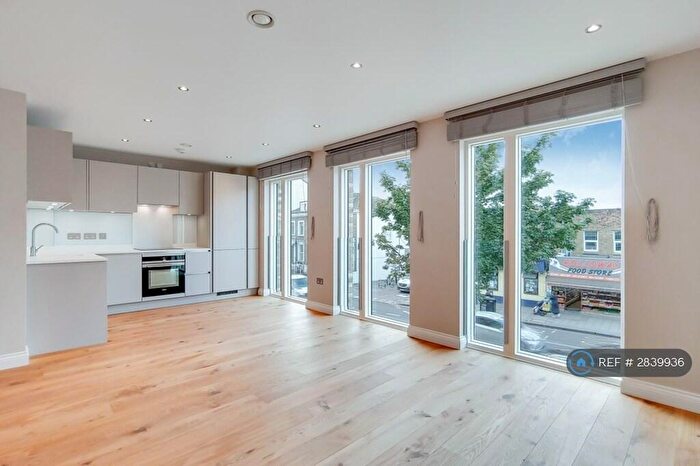 3 Bedroom Flat To Rent In Lyden Court, London, N19