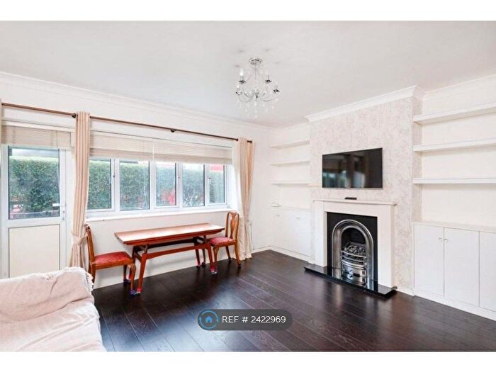 3 Bedroom Flat To Rent In Fineran Court, London, SW11