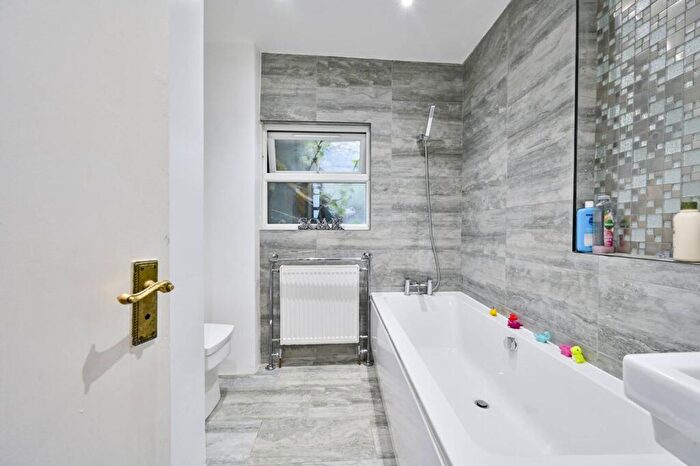 4 Bedroom Terraced House For Sale In Prince George Road, Stoke Newington, London, N16