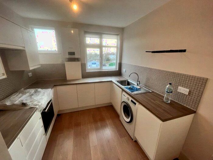 3 Bedroom Flat To Rent In Long Lane, Hillingdon, Greater London, UB10