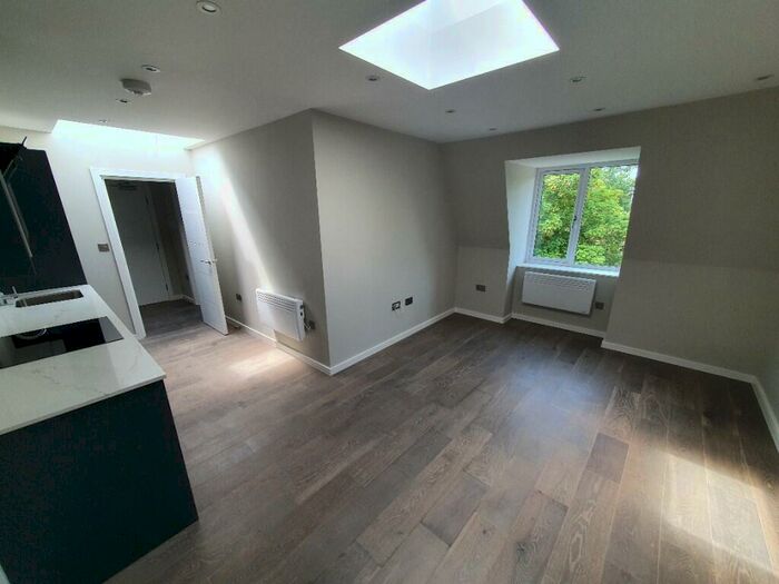 1 Bedroom Flat To Rent In Links Avenue, Morden, Surrey, SM4