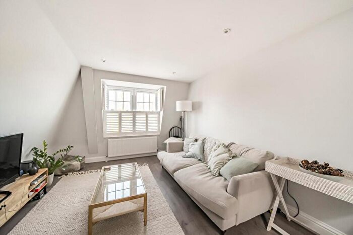 2 Bedroom Flat For Sale In Villiers Road, Kingston Upon Thames, Surrey, KT1