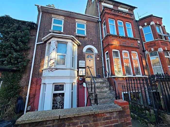 2 Bedroom Apartment For Sale In Rothesay Road, Luton, LU1