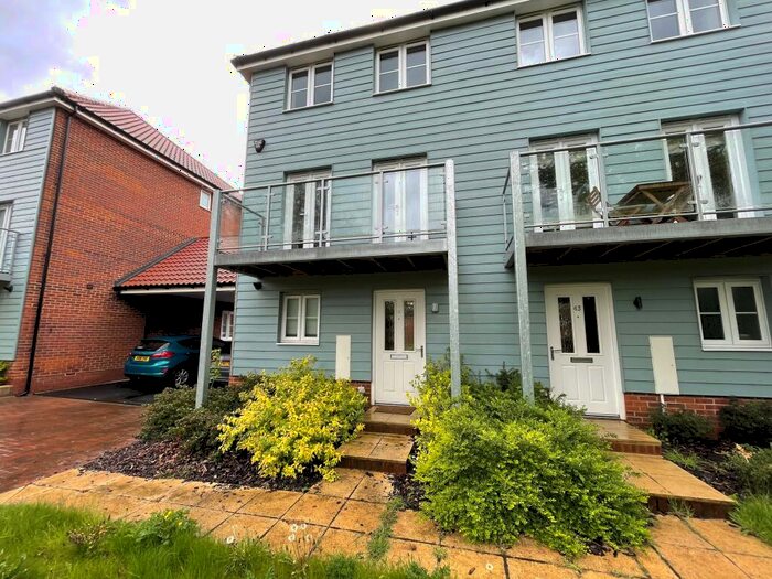 4 Bedroom Semi-Detached House To Rent In Almond Drive, Norwich, NR4