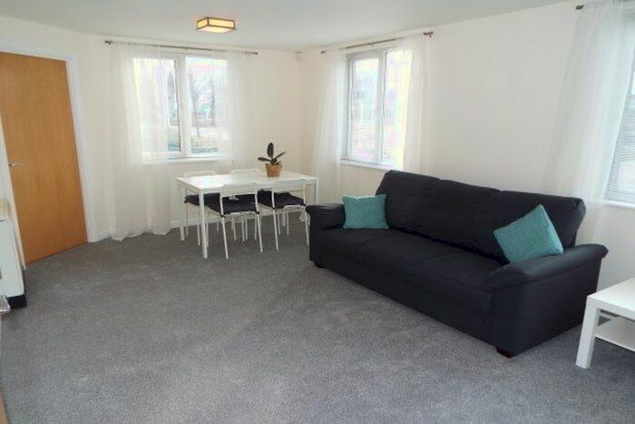 2 Bedroom Flat To Rent In Ffordd Garthorne, Cardiff, CF10