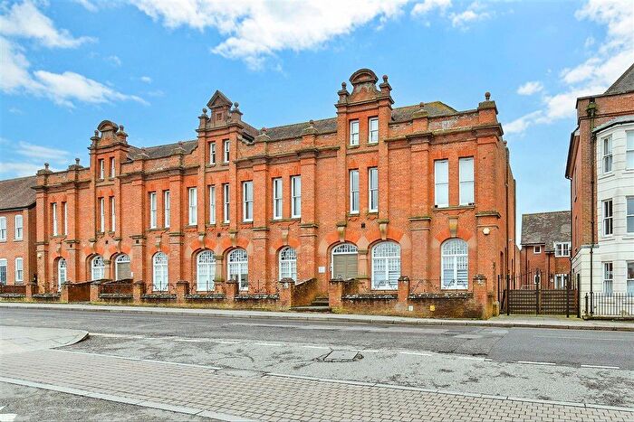 3 Bedroom Flat For Sale In Station Road West, Canterbury, Kent, CT2