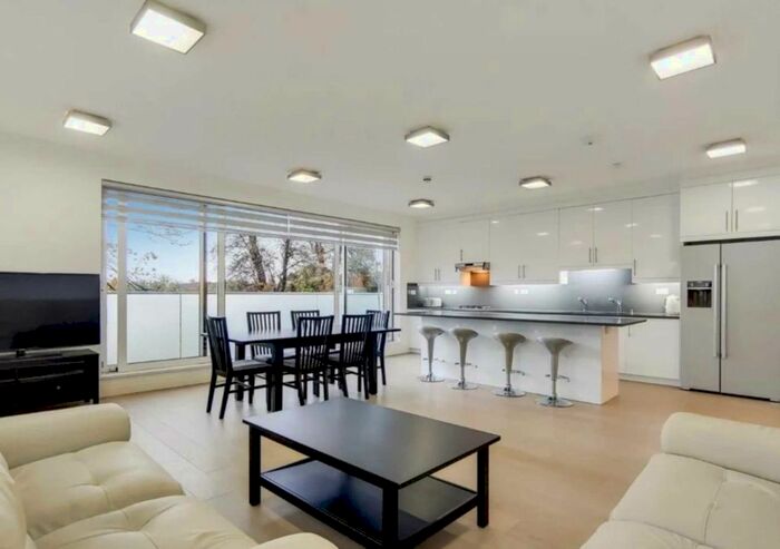 3 Bedroom Flat To Rent In Elm Avenue, London, W5