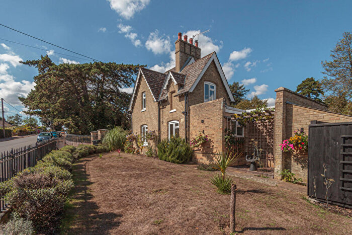 2 Bedroom Detached House For Sale In Warren Hill Road, Woodbridge, IP12