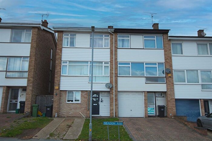 4 Bedroom Terraced House For Sale In Meadow Rise, Billericay, CM11