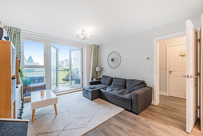 1 Bedroom Flat For Sale In Aspect Place, Mole Road, Hersham, KT12