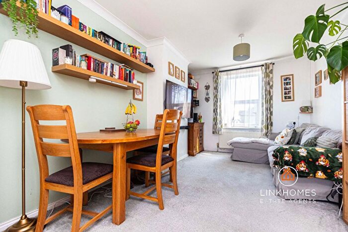 2 Bedroom Flat For Sale In Victoria Road, Poole, BH12