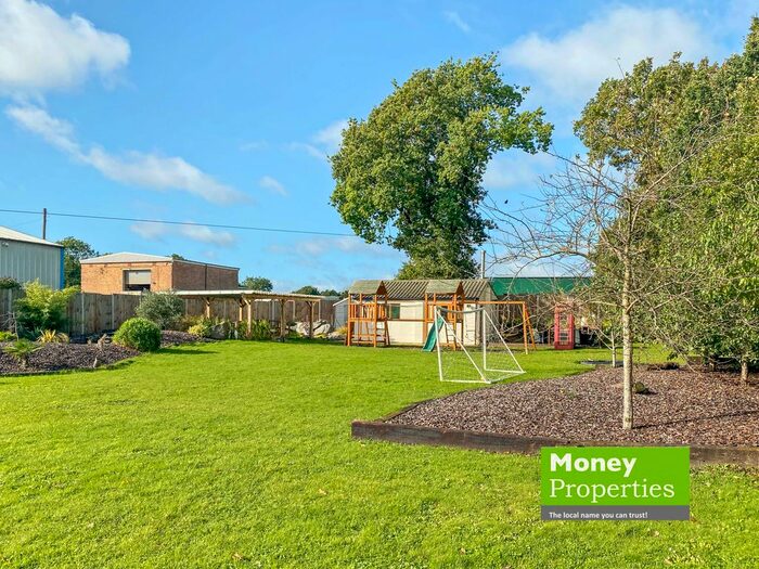 5 Bedroom Detached House For Sale In Hingham Road, Great Ellingham, Attleborough NR17