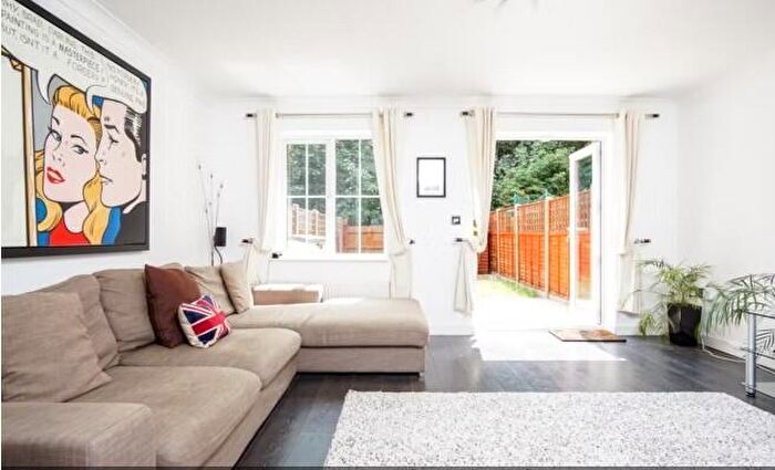 5 Bedroom House To Rent In Dudrich Close, New Southgate, N11