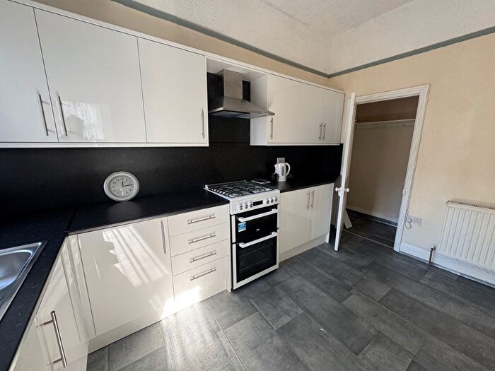2 Bedroom Flat To Rent In Duckworth Grove, Bradford, West Yorkshire, BD9
