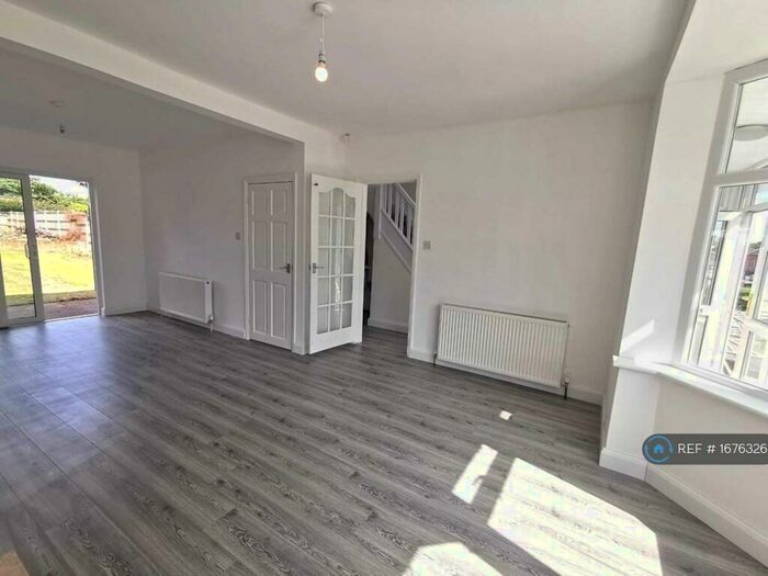 3 Bedroom Semi-Detached House To Rent In Warwick Road, Acocks Green, Birmingham, B27