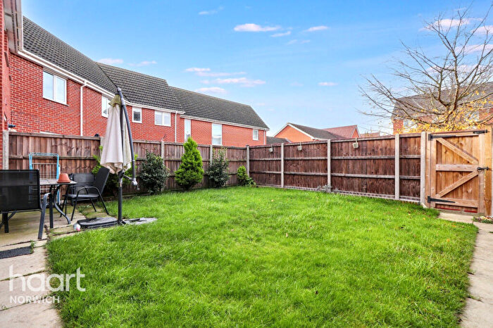3 Bedroom Terraced House For Sale In St Simon Close, Norwich, NR8