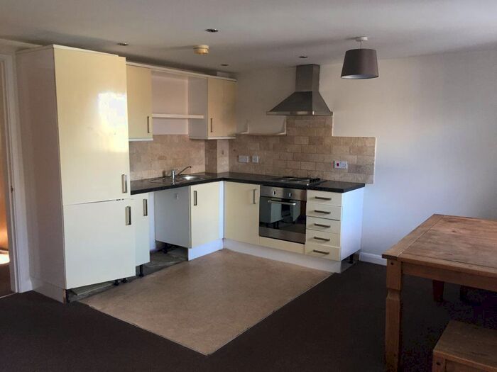 2 Bedroom Flat To Rent In Denmark Court, Wakefield, West Yorkshire, WF1