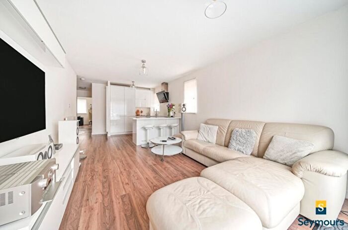 2 Bedroom Flat For Sale In Faraday Road, Guildford, Surrey, GU1