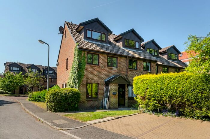 2 Bedroom Flat To Rent In Benwell Court, Sunbury-On-Thames, TW16