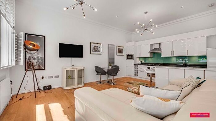 3 Bedroom Flat To Rent In Nottingham Street, London, W1U