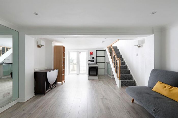 2 Bedroom Flat To Rent In Hampshire Court, Upper St. James's Street, Brighton, BN2