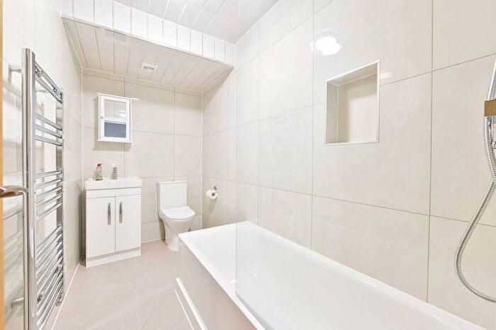 2 Bedroom Flat To Rent In Stephendale Road, Sands End, London, SW6