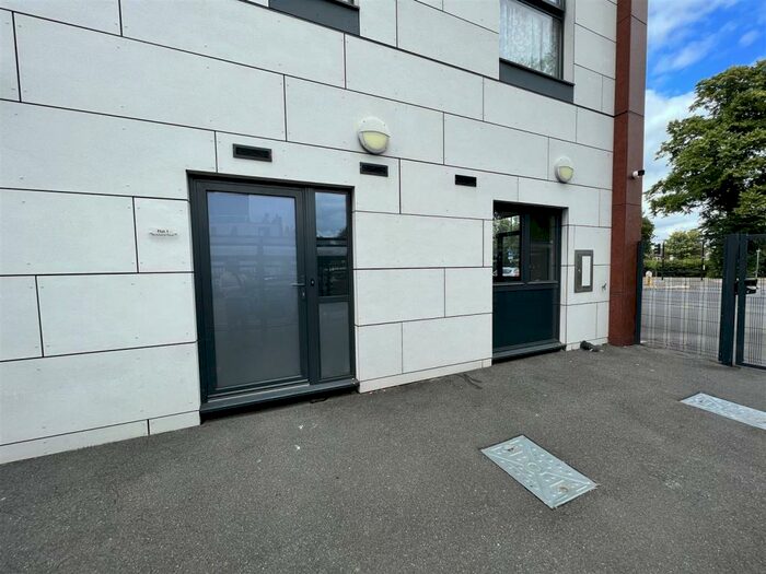 1 Bedroom Apartment To Rent In Victoria Avenue, Southend-On-Sea, SS2