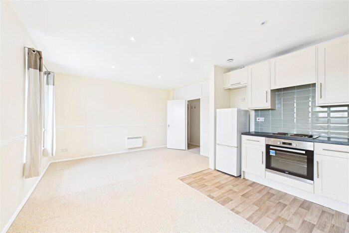2 Bedroom Apartment To Rent In Queensgate House, Cookham Road, Maidenhead, Berkshire, SL6