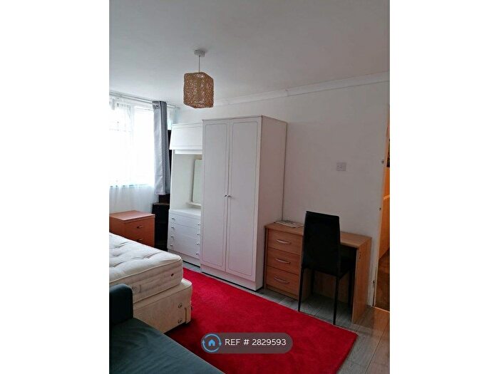 5 Bedroom Bungalow To Rent In Blacksmiths Lane, Rainham, RM13