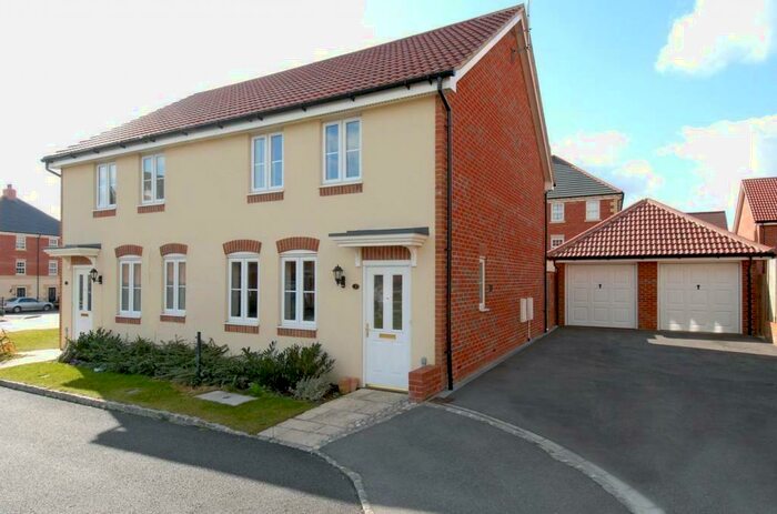 3 Bedroom Semi-Detached House To Rent In Pippin Grove, Shinfield, Reading, RG2