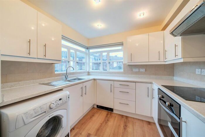 2 Bedroom Flat To Rent In Bourneside Crescent, Southgate, N14