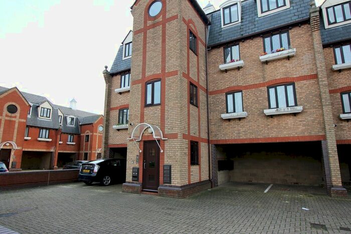 2 Bedroom Flat To Rent In Jetty Walk, Grays, RM17