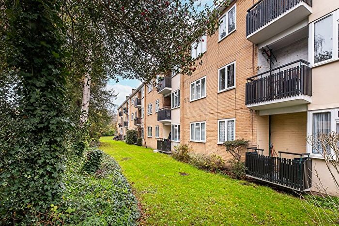 2 Bedroom Flat To Rent In Windlesham Grove, London, SW19