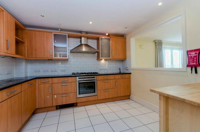 2 Bedroom Flat To Rent In Worple Road, Raynes Park, London, SW20